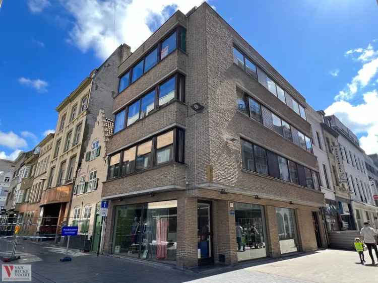 Hoekappartement te koop in centrale locatie met ruime leefruimtes