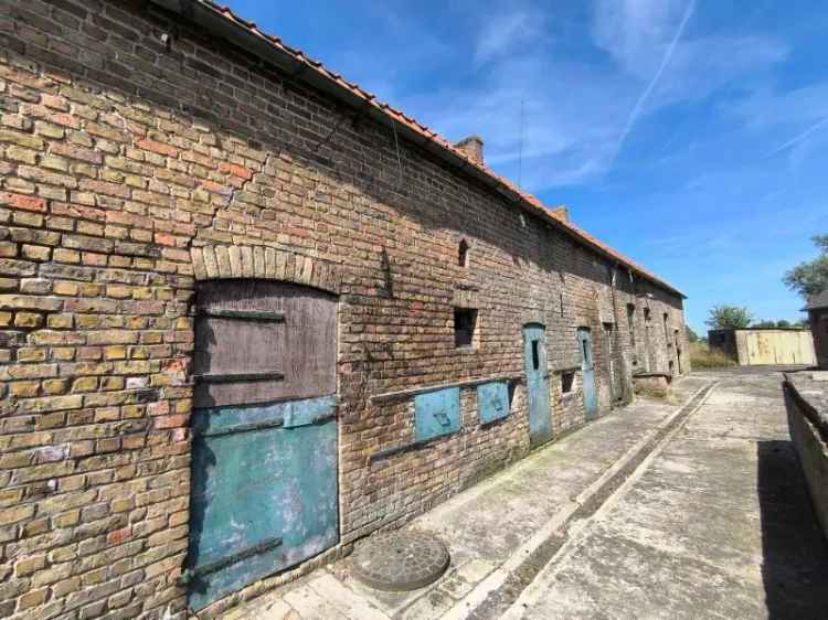 Koop hoeve met bijgebouwen op aantrekkelijke locatie