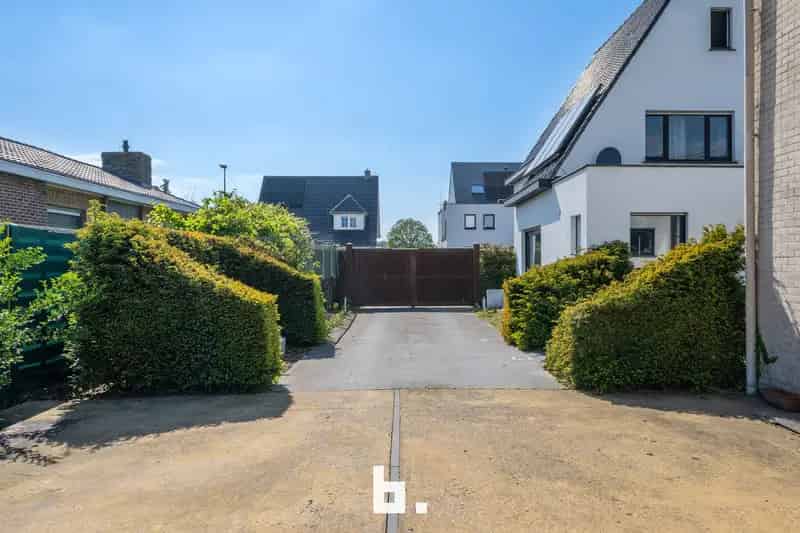 Villa met Loods te Damme