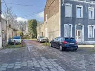 Villa te renoveren met hangar Haine-Saint-Paul