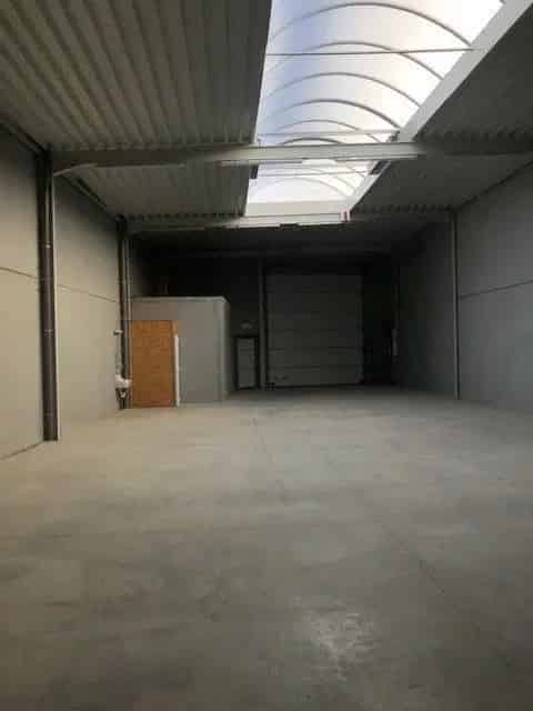 Magazijn te Oeselgem 240m2