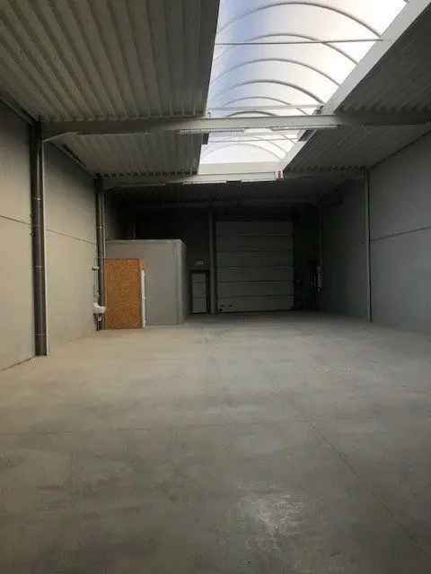 Magazijn te Oeselgem 240m2