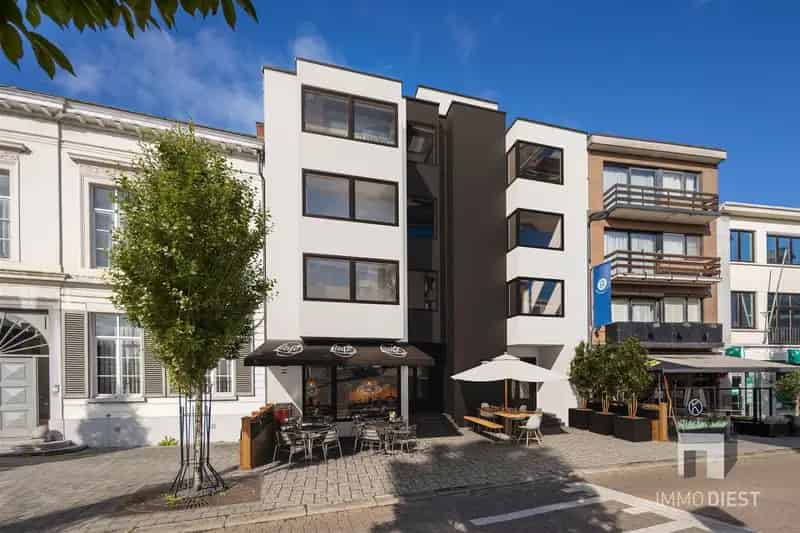 Handelsgelijkvloers 300m² 9 Autostaanplaatsen