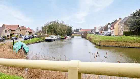 Gelijkvloerse woning met 3 slaapkamers en ruime loods.