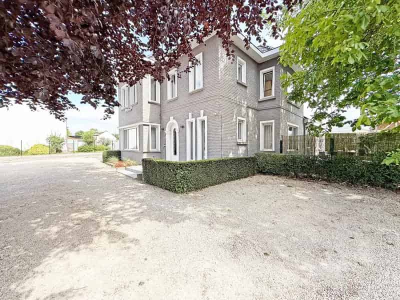 Huis te koop in Zottegem: Statige herenwoning met praktijkruimte