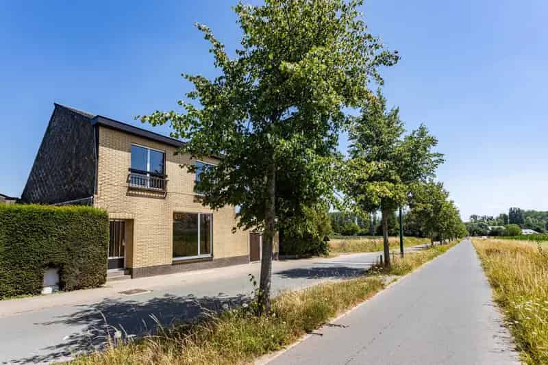 Te renoveren woning met atelier en grote tuin