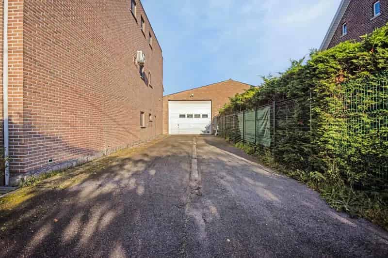 Garage Werkplaats Magazijn met Aparte Kantoren