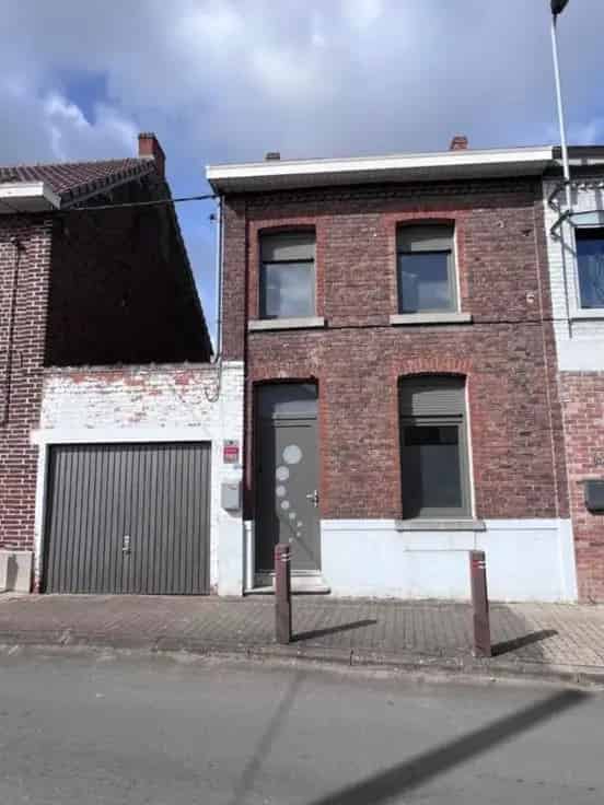 Huis Te Koop: 3 slaapkamers, garage, rustige buurt