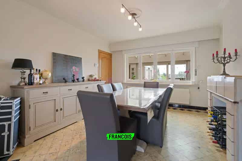 Karaktervolle woning met praktijkruimte te koop in Pepingen