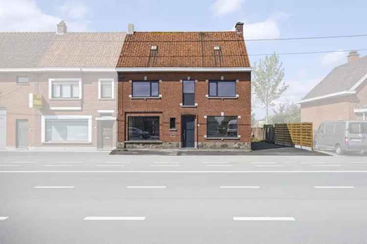 Op zoek naar een ruime woning met loods? Zoek dan niet verder, deze gerenoveerde woning biedt alles wat je nodig hebt! 

Gelijkvloers: 
- Inkom
- Leefruimte (28,5m²) 
- Ruime keuken (27,5m²) 
- Berging  
- Toilet 

Verdieping: 
- Slaapkamer 1
- Slaapkamer