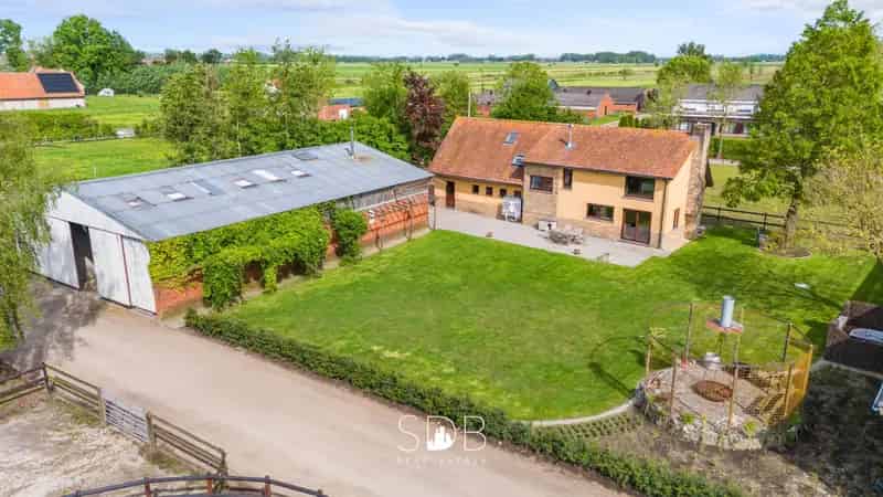 Huis te koop Kaprijke: Moderne woning met paardenstallen en weiland