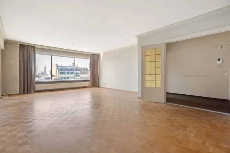 Antwerpen Centrum: 3 Slaapkamers Appartement Te Renoveren