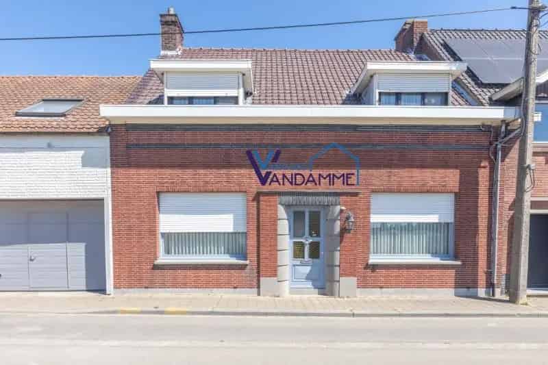 Rustig gelegen, ruime te vernieuwen woning met tuin, garage ....(kijkt uit op de velden).