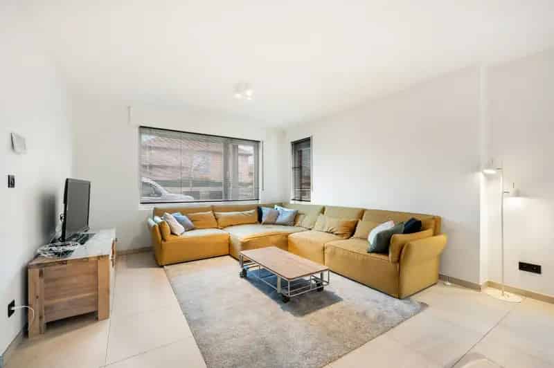 Goed Onderhouden Hoekwoning 3 Slaapkamers 2 Badkamers Grote Tuin