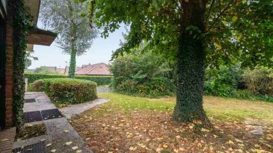 Ruime ééngezinswoning te koop met 6 slaapkamers en tuin