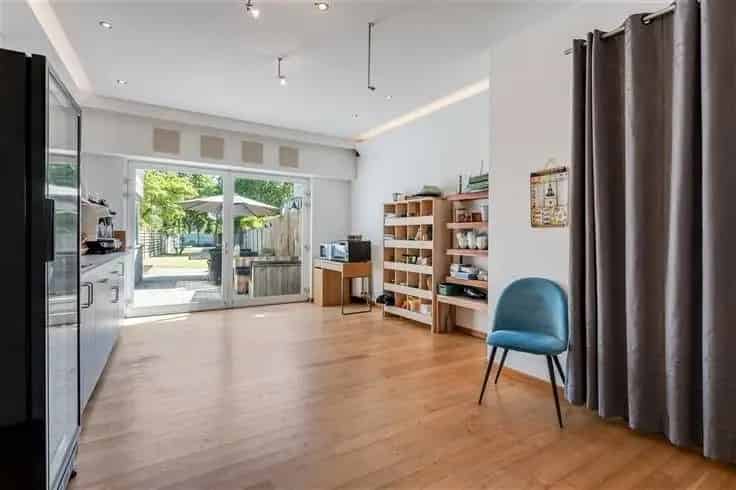 Huis Te Koop Broechem: Polyvalente Woning met Handelsmogelijkheid