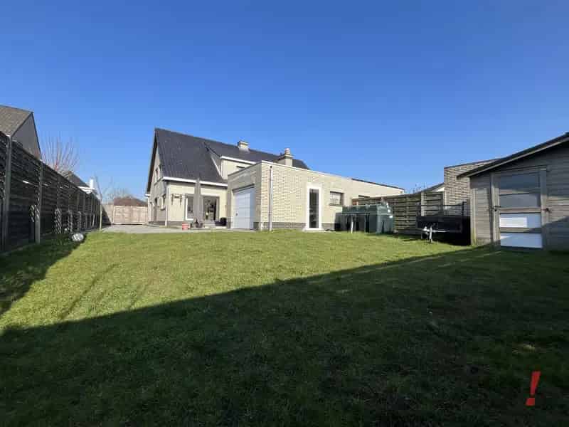 Gezinswoning te koop met garage en tuin