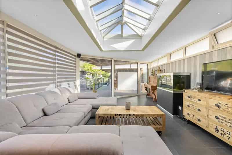 Ruime woning met veranda en tuin te koop