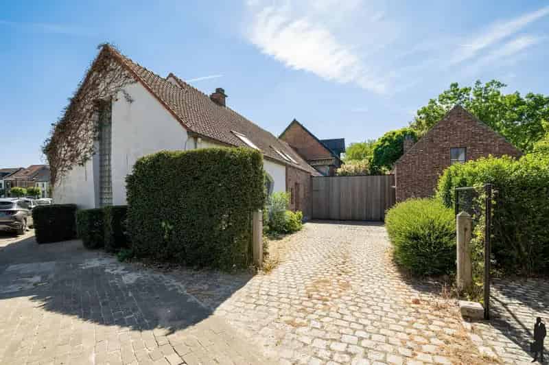 Te renoveren hoevewoning met parktuin