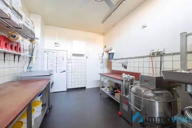 Ruim handelspand (slagerij) met studio en garage
