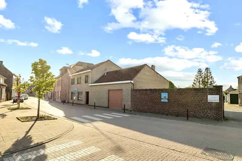 Huis te koop: Grote hoeve met bijgebouwen in rustige dorpskern