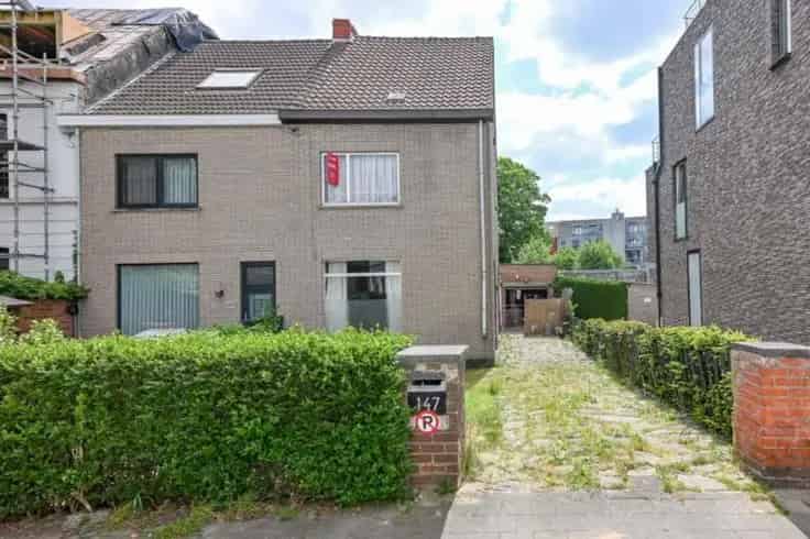 Huis Te Koop Gent Centrum: Te renoveren woning met garage en tuin