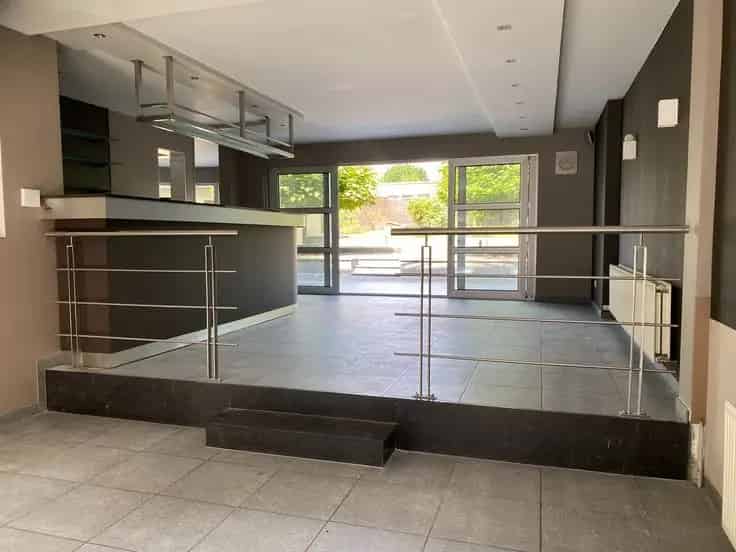 Appartementblok Te Koop: Ruim Appartement met Commerciële Ruimte en Tuin