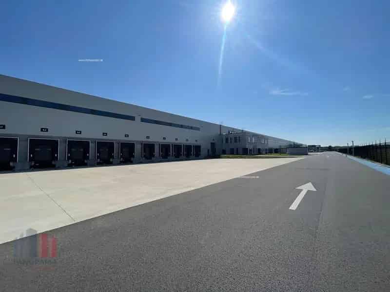 Bedrijfsgebouw te huur Zeebrugge 14656m2 magazijn 638m2 kantoor