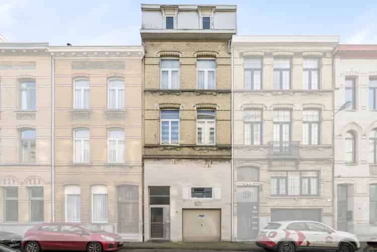 Ruime woning te renoveren nabij t Zuid Antwerpen