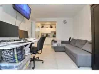 Handelspand te koop Schaarbeek 25m2 gerenoveerd 2020
