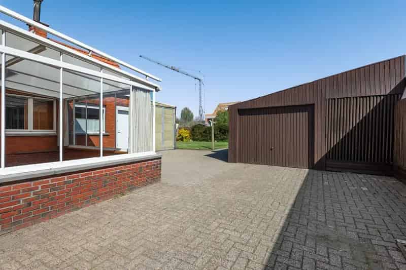 Zeer verzorgde woning met 2 garages nabij centrum