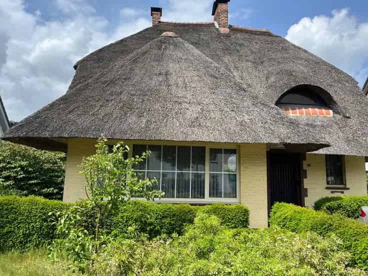 Huis Te Koop Hove: Charmante woning met zwembad en tuin