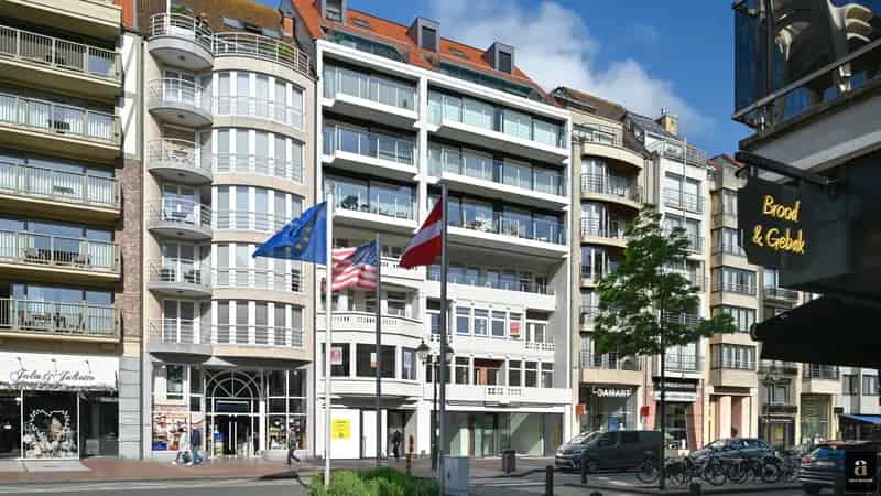 Appartement te koop Lippenslaan: Ruim 3 slaapkamers, terras, 2 badkamers
