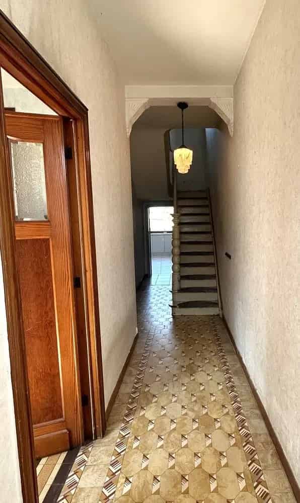 Ruime woning te renoveren met tuin en garage