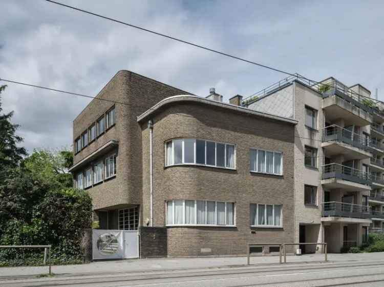 Omgeving Sint-Pieters statoin - Imposante half vrijstaande villa met parktuin, in nieuwe zakelijkheid naar een ontwerp van architect Geo Bontinck (1935).