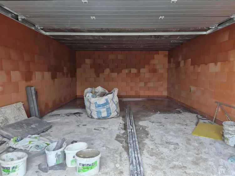 Garage te huur in Lokeren met ruime 40m² en extra autostaanplaats