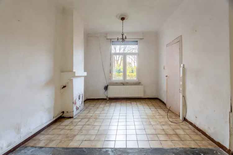 Ontdek deze renovatiewoning met een grote tuin en veel mogelijkheden, gelegen nabij het centrum van Wilrijk. 8436207