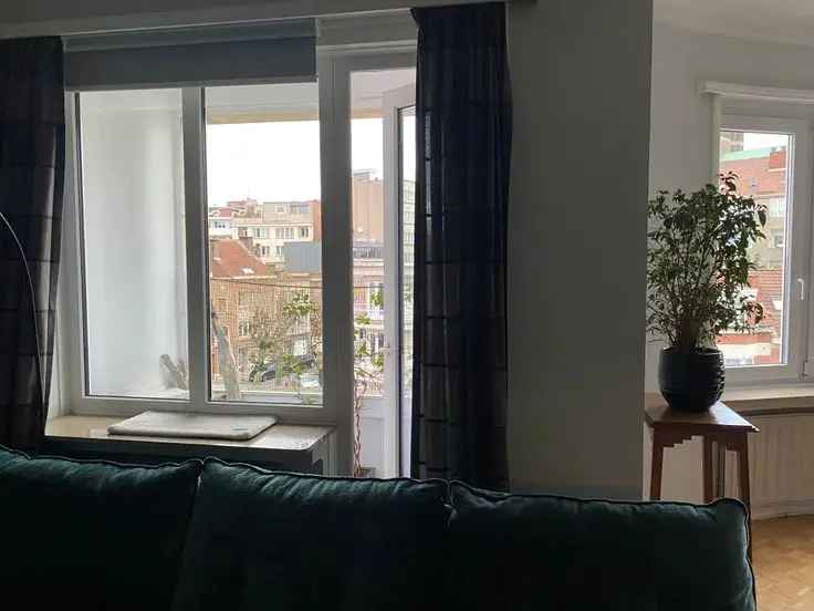 Te koop appartement met 2 balkons en bureau in de buurt van winkels
