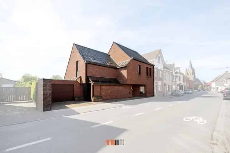 Huis Te Koop Ruddervoorde: Ruime Gezinswoning met Praktijkruimte
