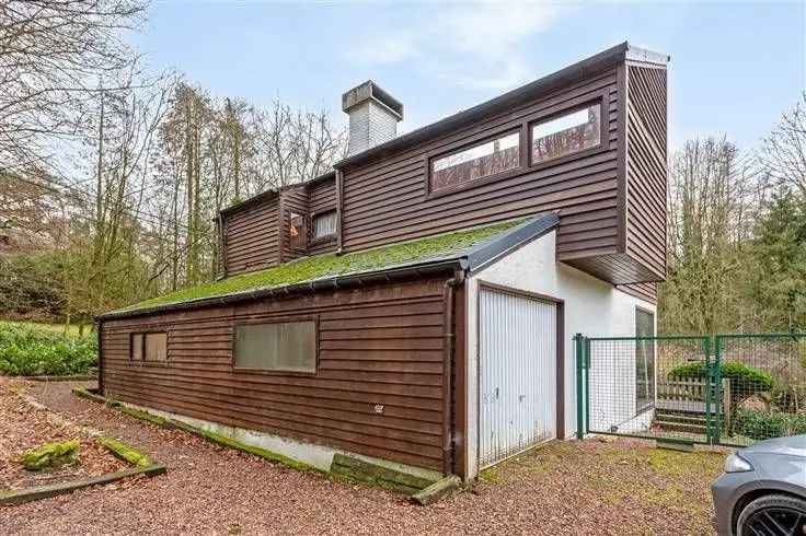 Villa Te Koop: 4 Gevels te Renoveren met Tuin en Zwembad