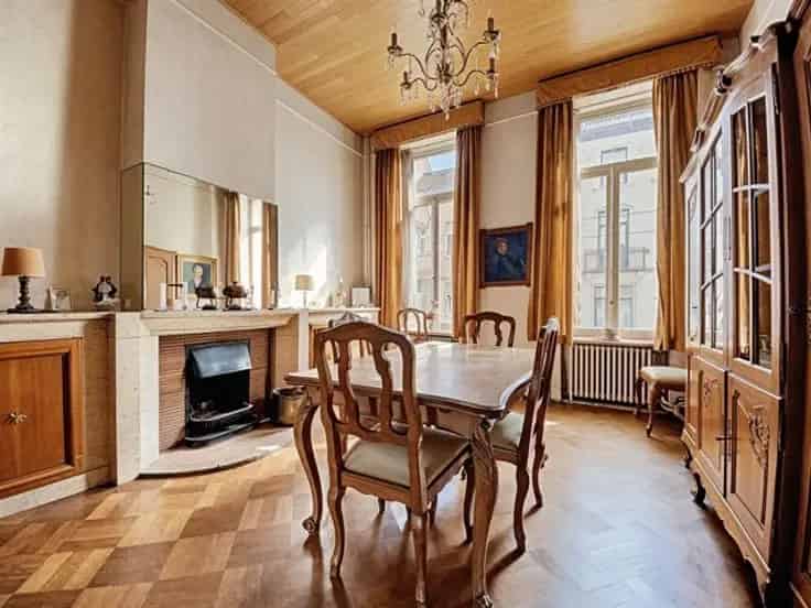 LAEKEN: 4 Slaapkamers Huis Te Koop Nabij Winkels en Openbaar Vervoer