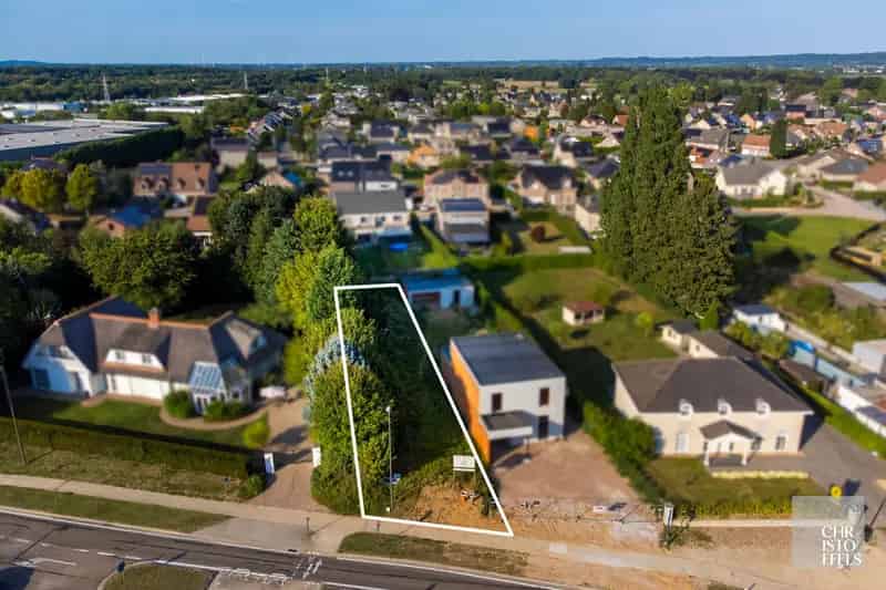 Bouwgrond van 631m² geschikt voor halfopen bebouwing gelegen in Lanaken!