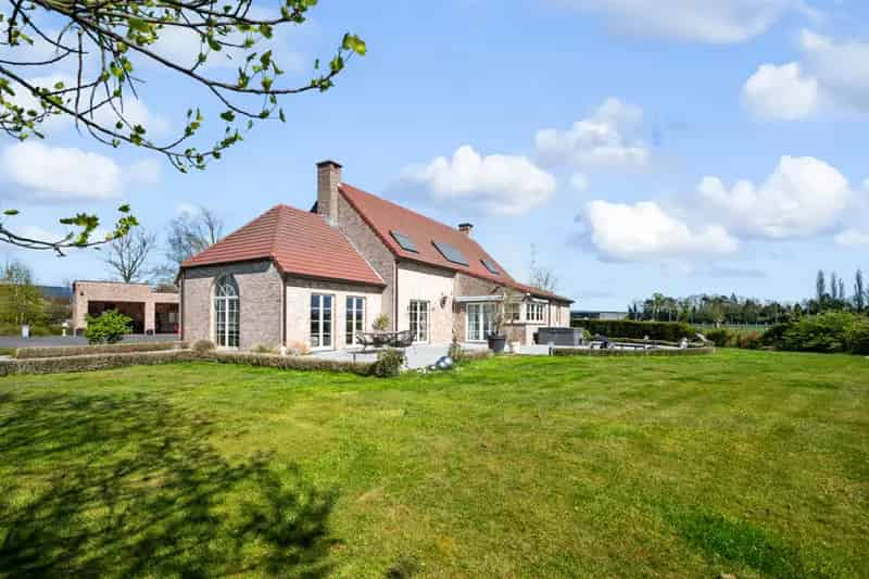 Huis te koop Belsele: Stijlvolle villa met ruim bijgebouw