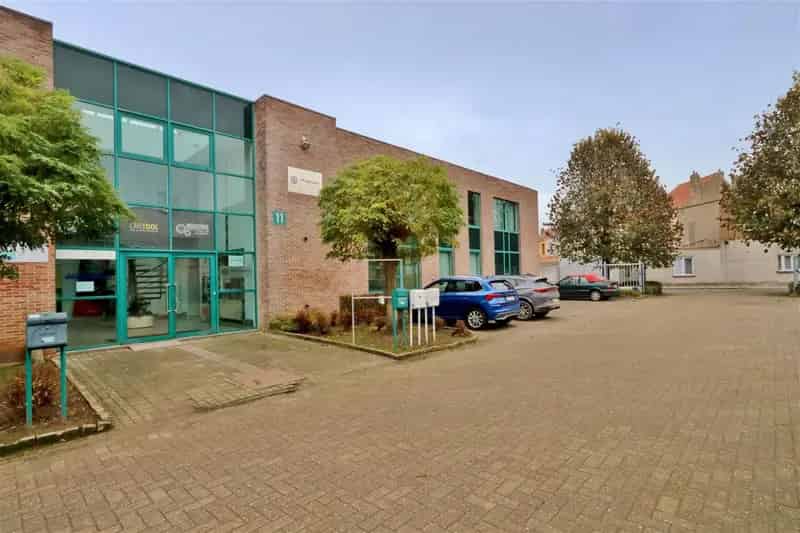 Kantoorruimte te huur met onthaal en 4 parkings