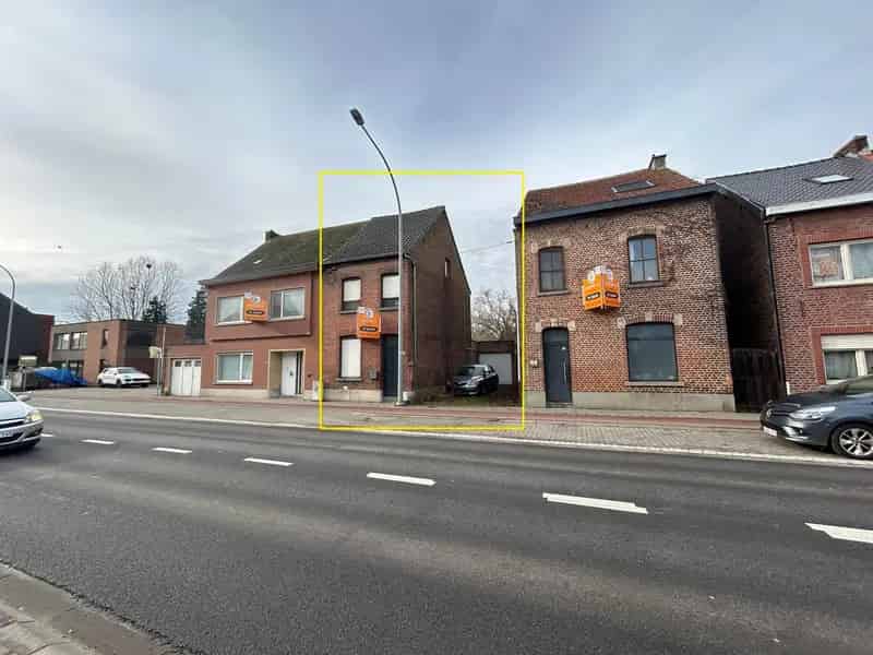 Op te frissen woning nabij verbindingswegen