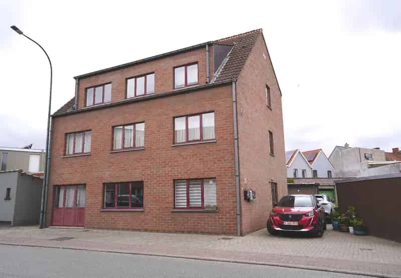 Huis te koop: 3 appartementen met garages en hoge opbrengst