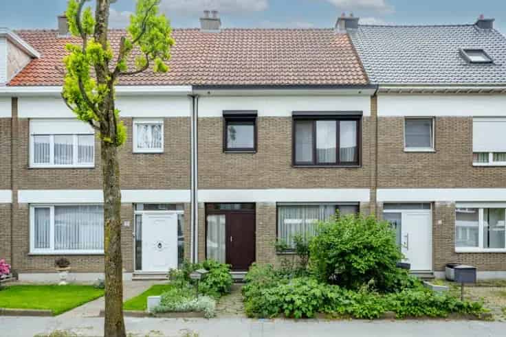 Huis Te Koop Kontich: 3 Slaapkamers, Op te Frissen