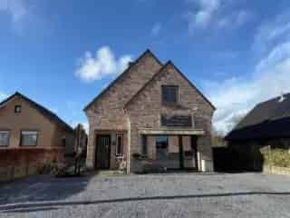 Huis te Koop Neeroeteren Ruime woning Zwembad Garage