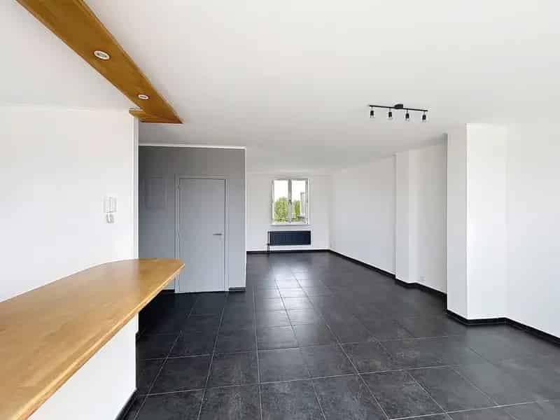Lichtrijke Penthouse Studio te Huur Evere