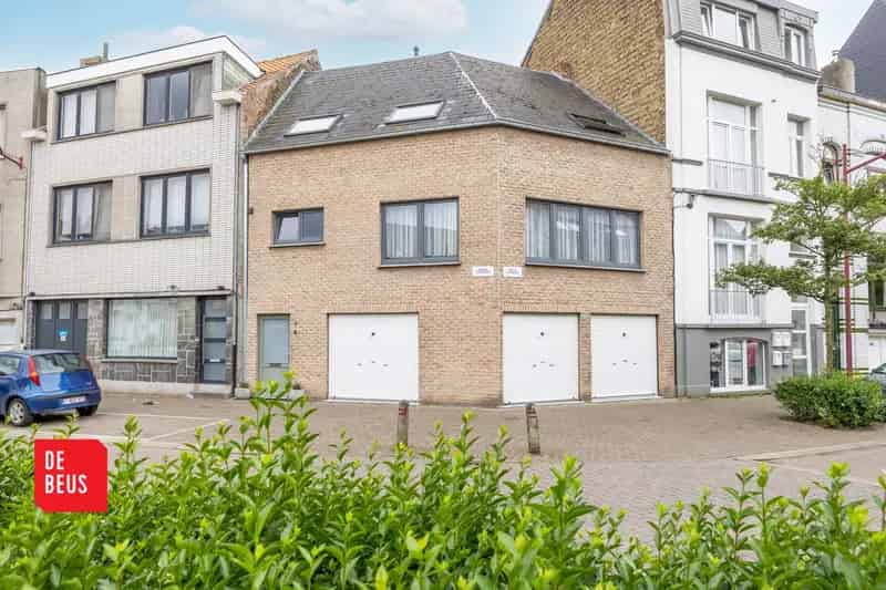 Rijwoning te koop met 3 garages en zonnige tuin